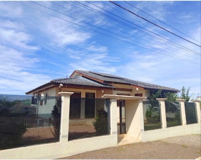 CASA COM PISCINA EM NÃO-ME-TOQUE.