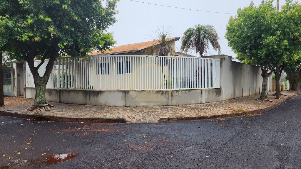Casa com piscina no Arnaldo Busato